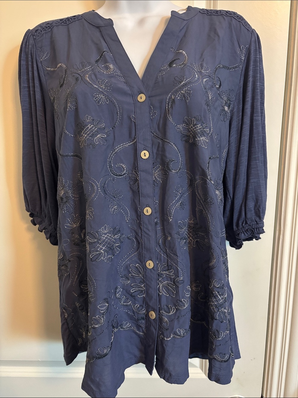 Democracy Embroidered Navy Button-Front Women’s Blouse M #81T
